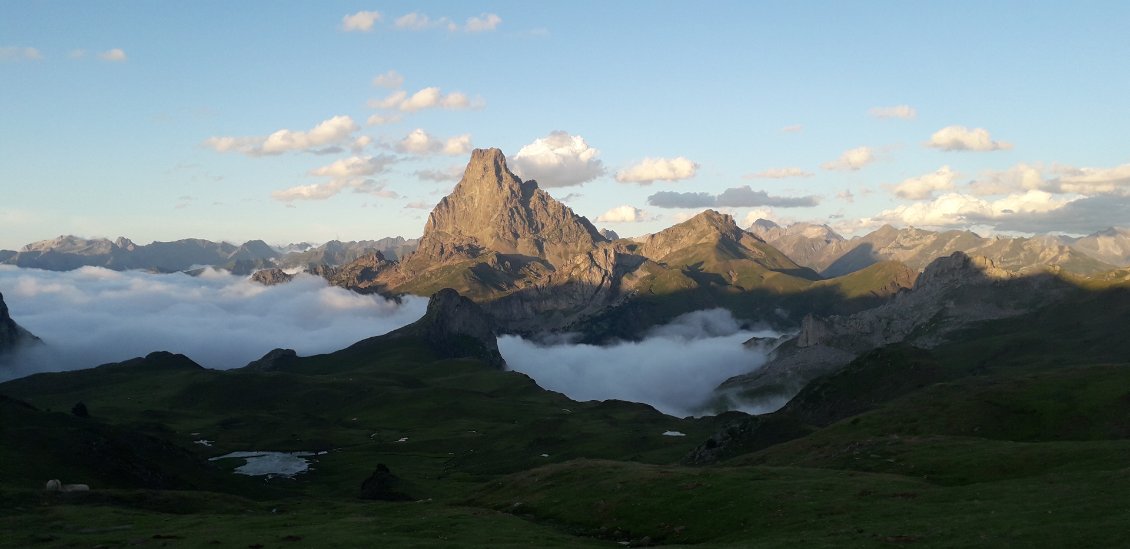 5 août 2021 au soir : après une longue journée depuis le lac d'Arlet, désormais seul, je profite du coucher de soleil sur Jean-Pierre et des crêtes très familières pour le Béarnais que je suis (vu du pic d'Astun, 2283)