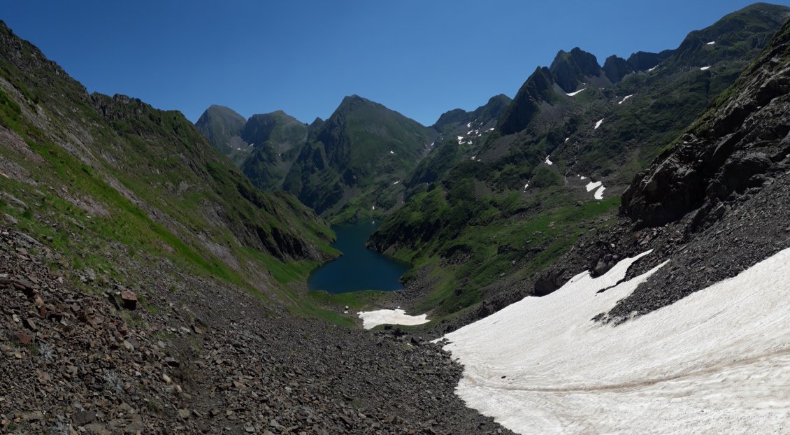 13 juillet 2022 : en descendant du Barlonguère (2802), site sublime de l'Etang Long, à l'approche du Valier visible à l'arrière-plan