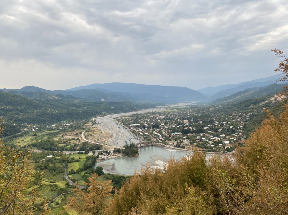 Une jolie vue sur la ville de Tsageri et la vallée