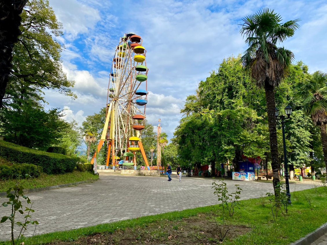 La ville est déjà (très) calme. Le parc d'attraction l'est encore plus.