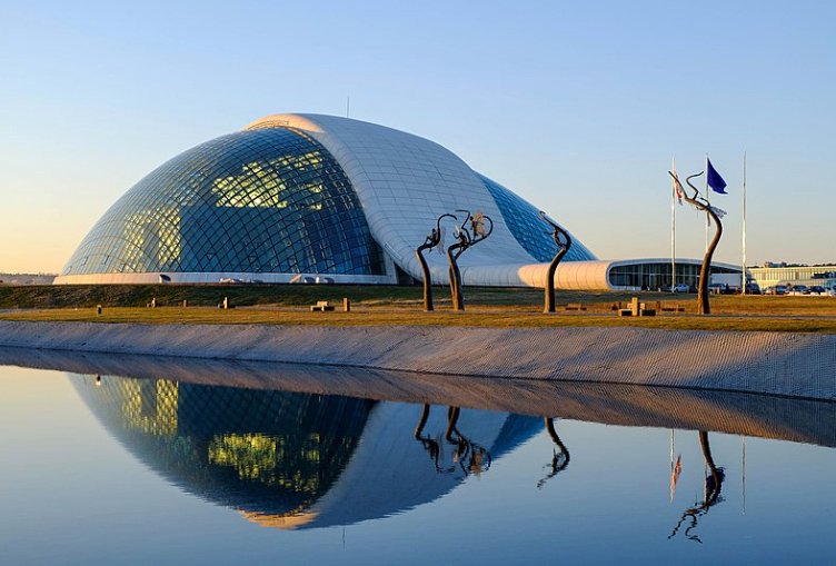 Le très moderne Parlement de Géorgie, installé à Koutaïssi de 2012 à 2019, avant de revenir à Tbilissi. (photo Wikipédia)