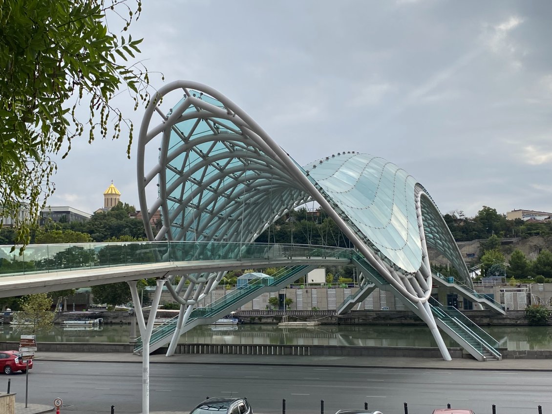 Le pont de la paix, résolument futuriste, inauguré en 2010.