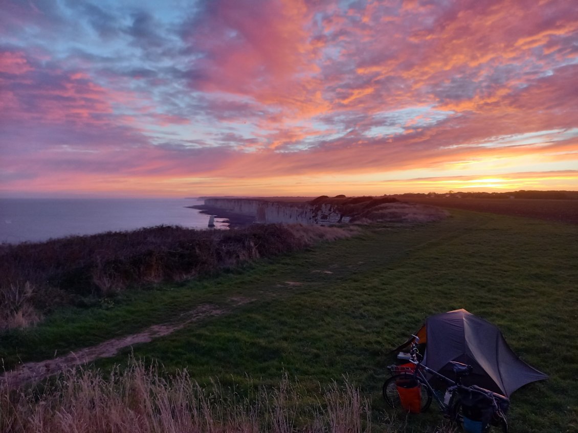 Magnifique bivouac au dessus des falaises de la cote d'Albatre