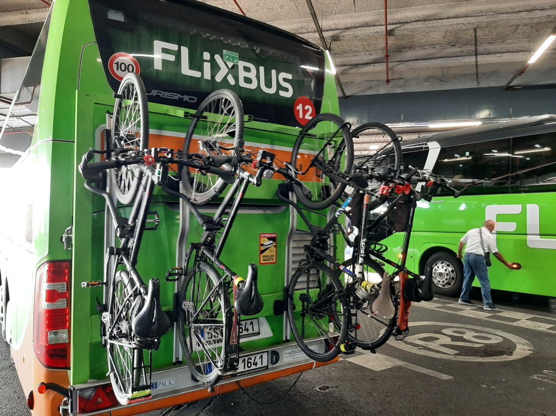 Installation très rapide des vélos à l'arrière du bus.