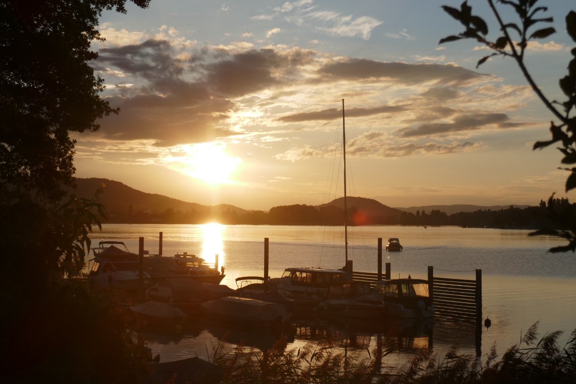 Coucher de soleil sur le bord du lac.