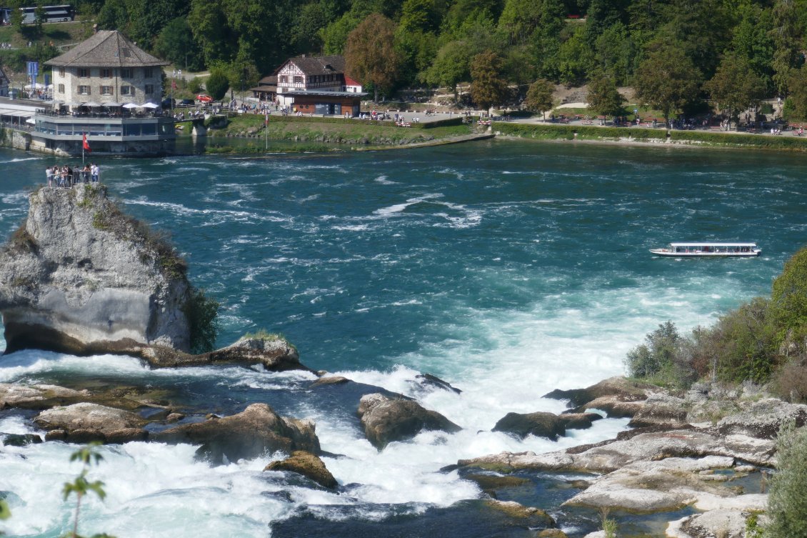 Il y a foule sur le côté suisse.