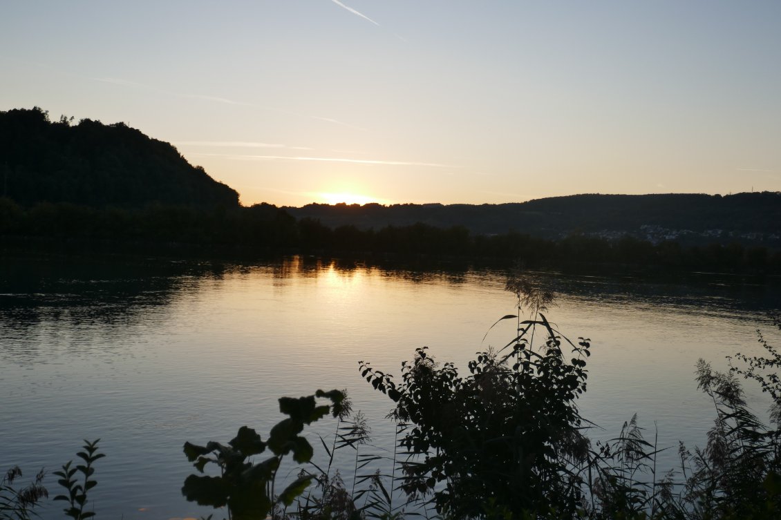 Coucher de soleil sur le Rhin, au bord du camping.