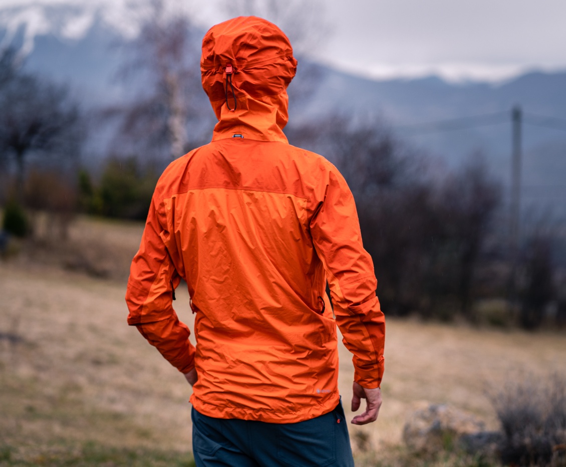 Coupe ajustée, qui descend assez bas pour bien protéger.
On remarque aussi les panneaux de tissus légèrement plus foncés, pour une protection accrue contre l'abrasion.