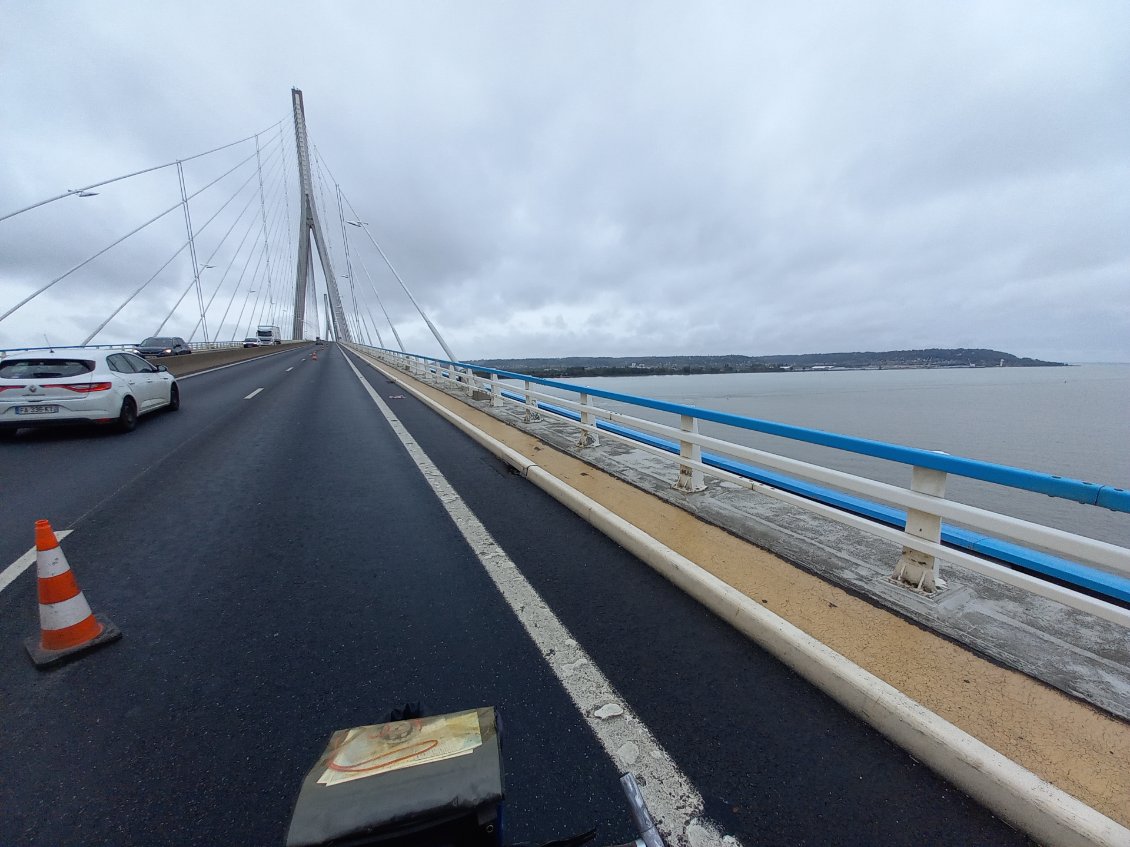 La claaaaaaasse, le gigantesque Pont de Normandie m'a réservé une voie ! Ça c'est sympa