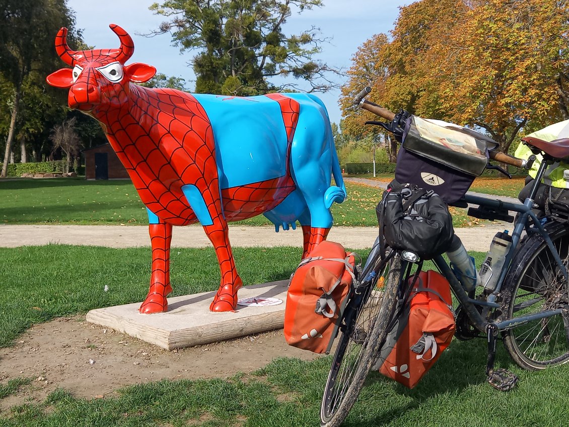 Lequel est le plus impressionnant, Spider-cow ou le cyclope aux sacoches ??