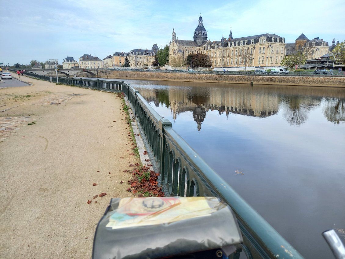 Passage par les bords de Mayenne à Château Gontier, la paisible