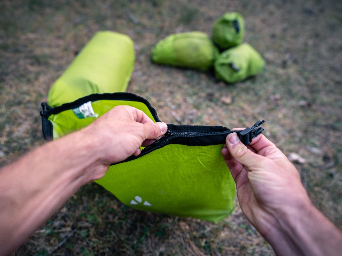 Le sac étanche est muni d'un zip, en plus de la fermeture par enroulement.