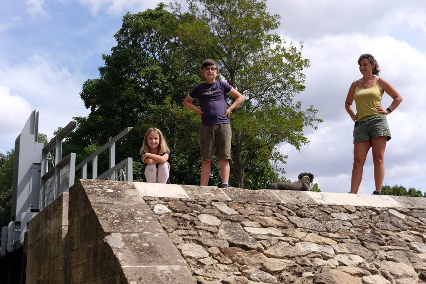 Ecluse suivante, mes jeunes éclusiers. Ils sont trop contents d'avoir participé !