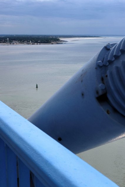 Pose au sommet du pont pour profiter du panorama et souffler un peu car ça grimpe dur.
Et après, ça desceeeeeeeeennnnnt !!!