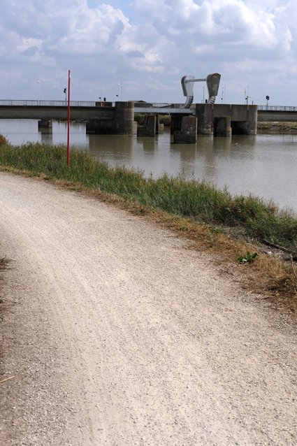 Le pont mobile du Brault, dernier obstacle à franchir sur La Sèvre Niortaise avant de rejoindre le Baie de l'Aiguillon.