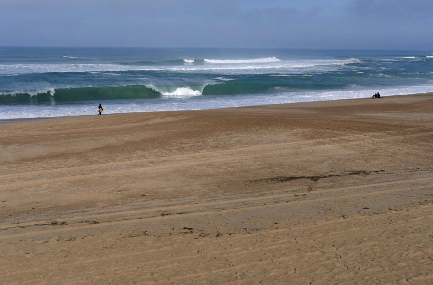 Balade sur le front de mer d’Hossegor. De beaux rouleaux pour les surfeurs !