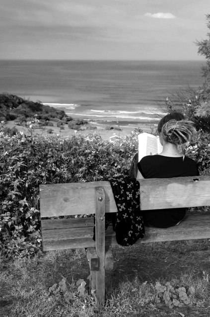 Lectrice à l'Océan.