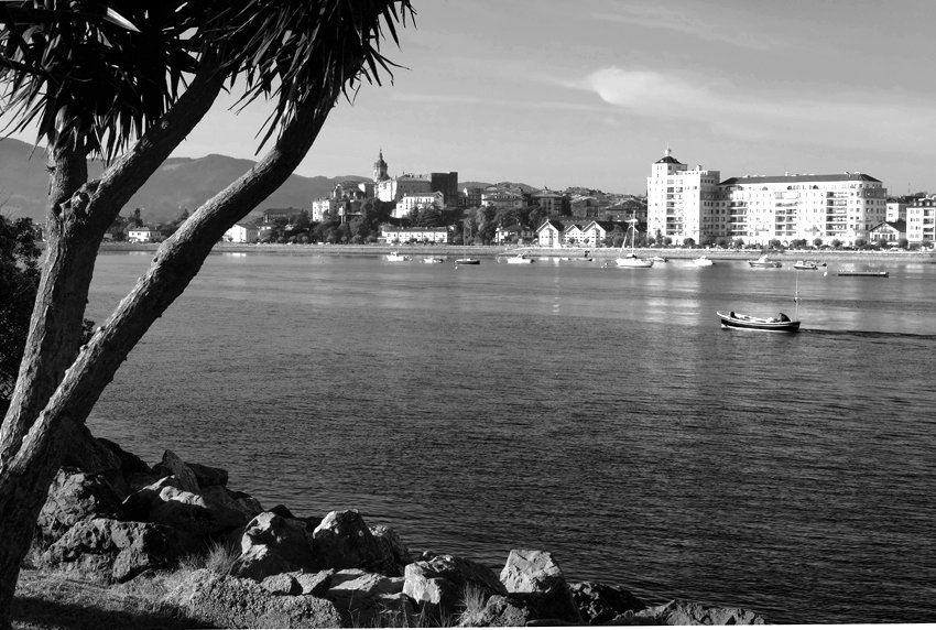 Hondarribia l'espagnole sur l'autre rive.