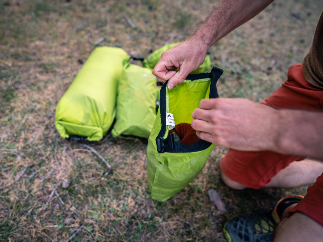 Chargement du sac étanche.