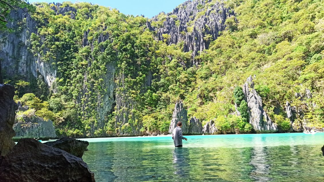 Corong-corang => l'île de Cadlao avec son lagon => île Dilumacad avec la plage Helicpoter.