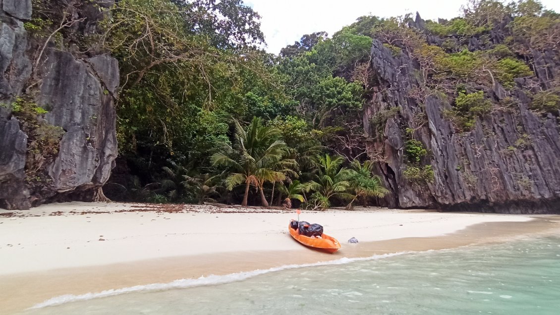 Rando kayak (2 jours) : îles de Tapiutan - Matinloc - Miniloc.