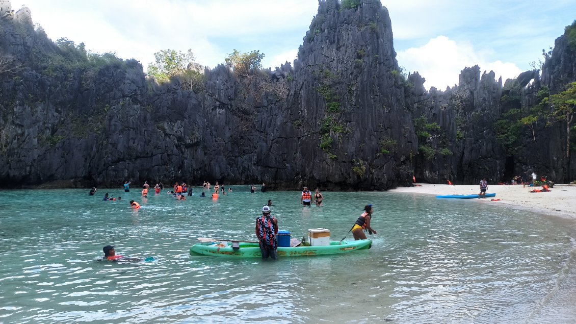 Plage "Hidden" sur l'île de Matinloc. Les touristes qui ne savent pas nager, essentiellement asiatiques (ici chinois), y sont amenés en masse car on y a pied partout.