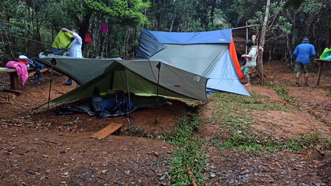 Installation du bivouac.