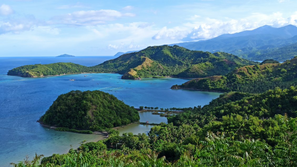 La randonnée est finie. Point de vue sur la route menant à la ville de Mati.