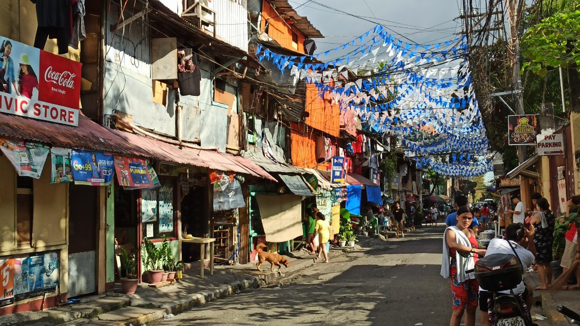 Dans le quartier intramuros, fortement recommandé dans tous les guides touristiques, la vie locale continue de battre son plein.