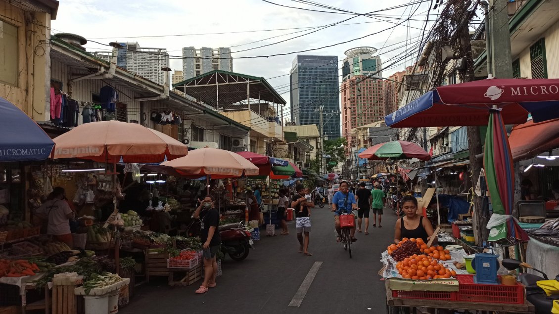 Tour au marché du quartier avant de rentrer ce weekend en France. FIN.