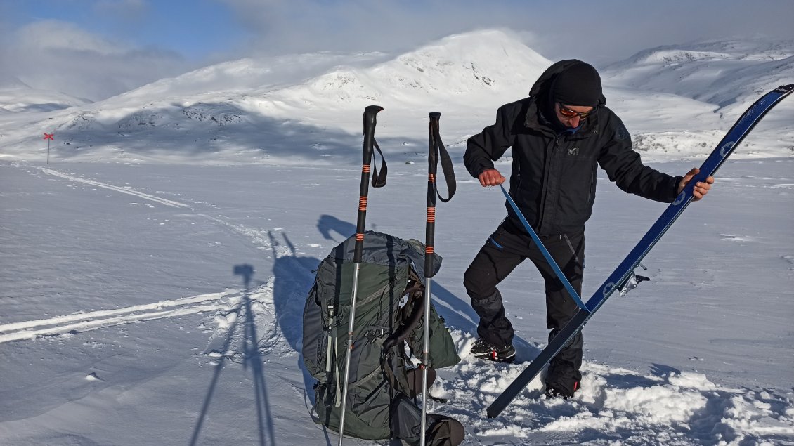 J3. Même si mes skis de randonnée nordique sont équipés d'écailles, dès que la pente durcit les peaux sont indispensables.