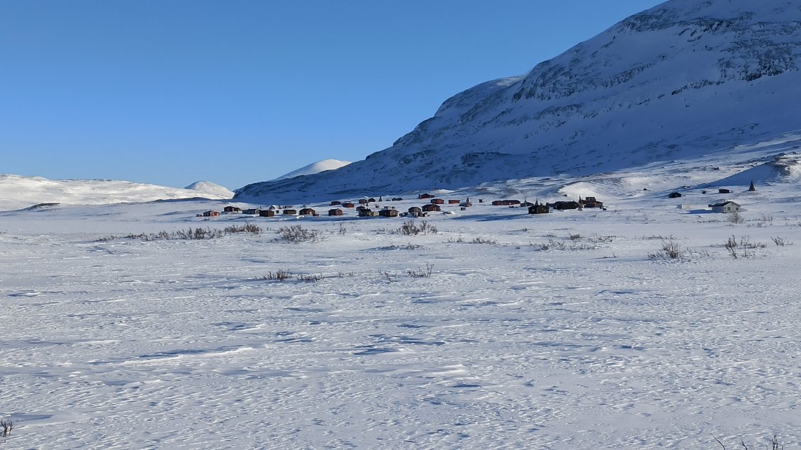 J4. Le village sami au départ du refuge de Alesjaure, quasi désertique en hiver.