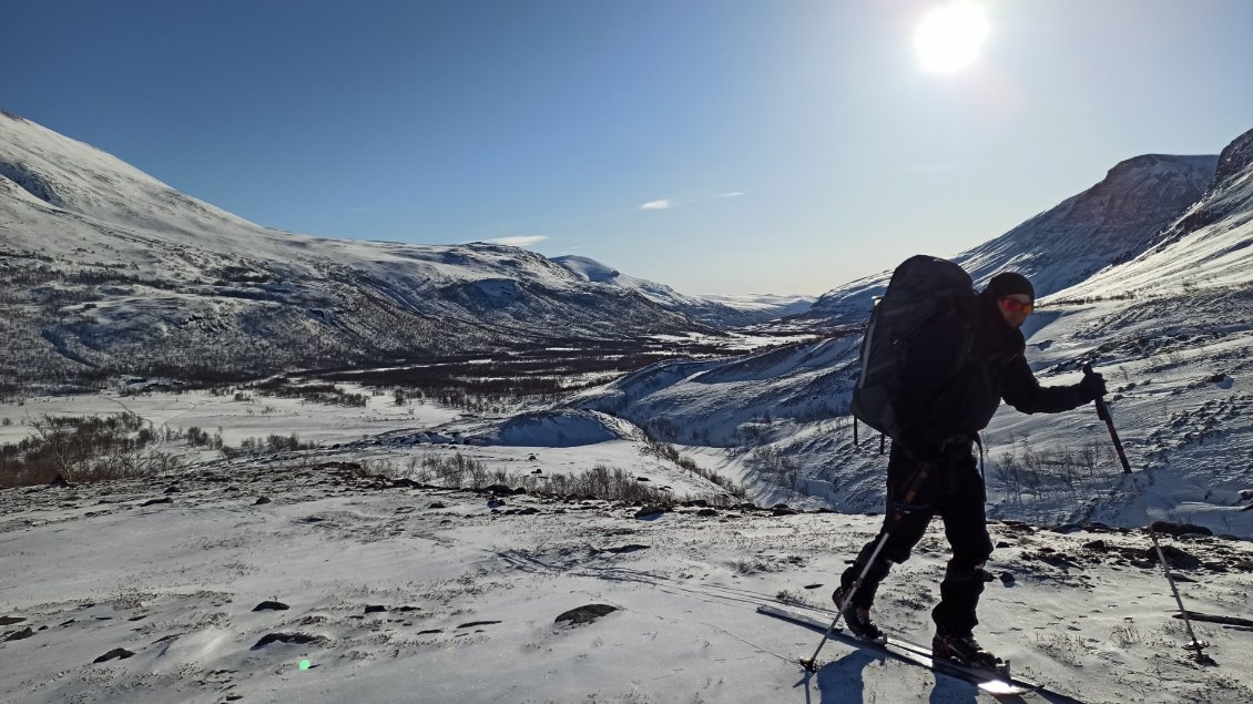 J5. Après avoir pris un peu de hauteur, un dernier coup d'oeil sur la vallée où j'ai dormi au refuge de Vistas.