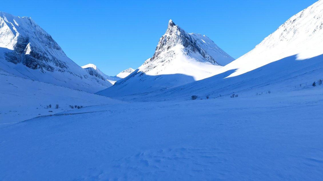 J5. La vallée du matin est encaissée, à l'ombre avec un petit vent de face, assez froide.