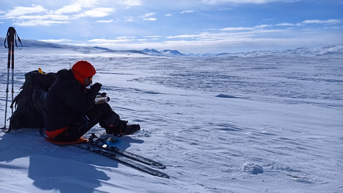 Jour 7. A l'abri du vent, derrière un monticule de neige, les -20°C réels ne sont plus un souci pour déjeuner assis tout en prenant le temps d'admirer le paysage.