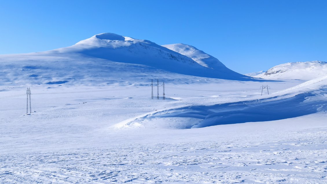 Jour 7. En arrivant à Sista, le paysage est défiguré par une centrale hydroélectrique qui génère des pylônes un peu partout.