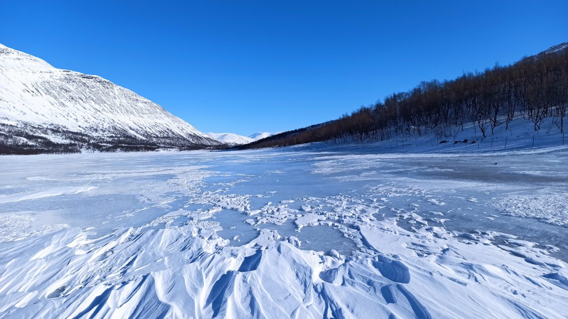 Jour 8. Sur le lac il y a des zones de glace, difficilement praticables avec des skis.