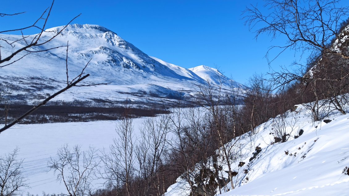 J9. La journée débute par une mise en jambe avec une ascension à flanc de montagne.