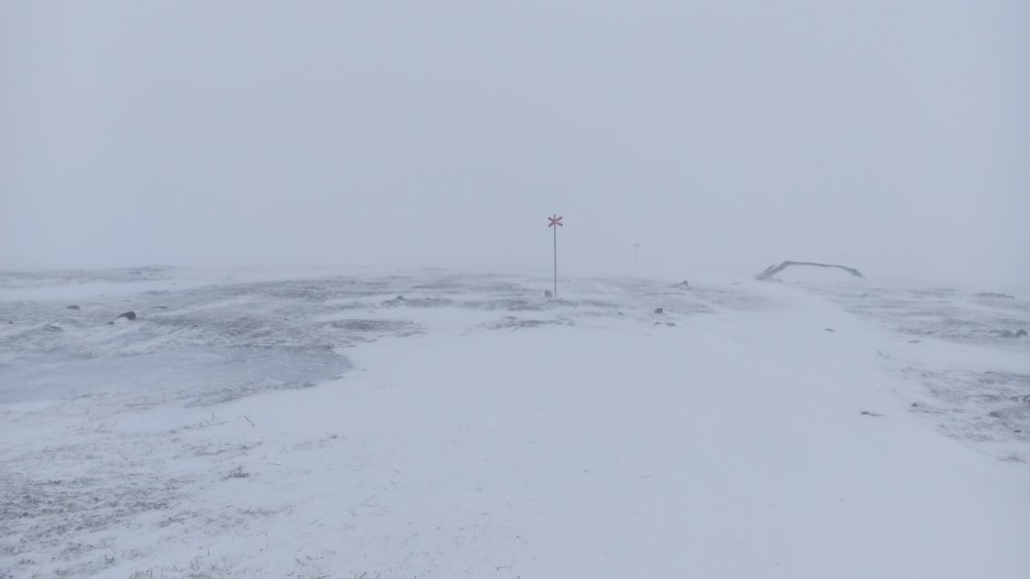 J11. Les croix rouges de la piste de moto-neige. Toutes les traces dans la neige ont été balayées, ce qui est une bonne chose.