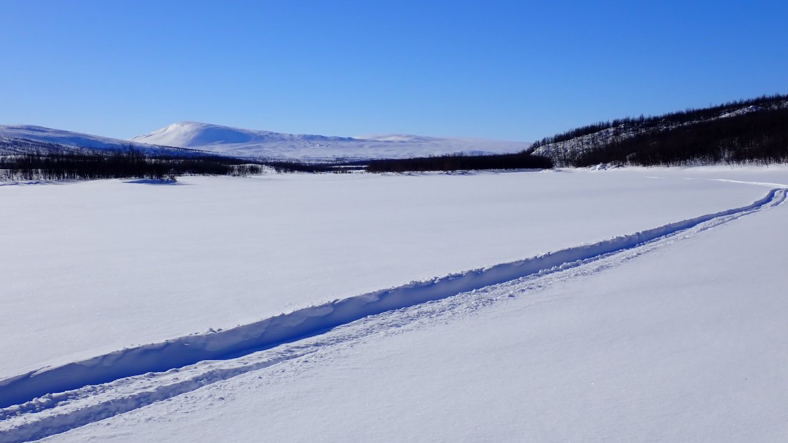 Sur la rivière une profonde trace de scooter me soulagera durant une heure.