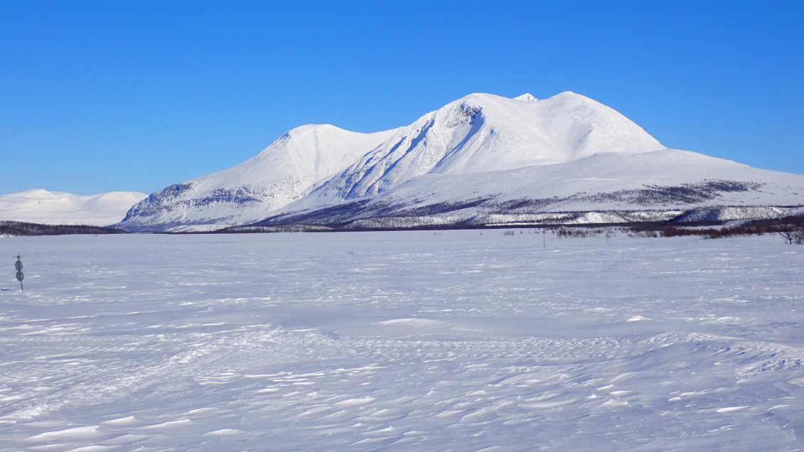 Sur la rive du lac Kutjaure.