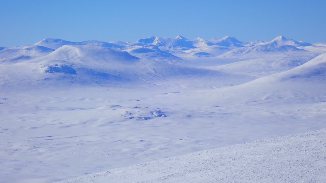 Le parc national du Padjelanta et au fond les sommets frontaliers avec la Norvège