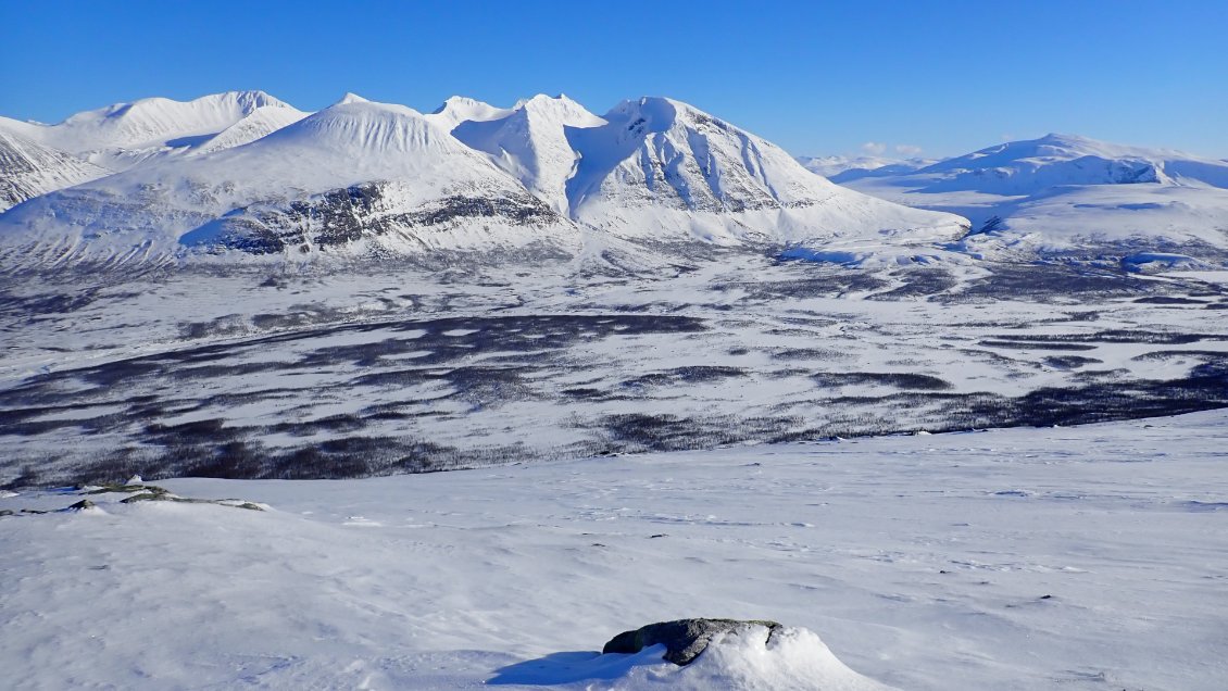 Vue sur la vallée du sommet du Boalnojhakka