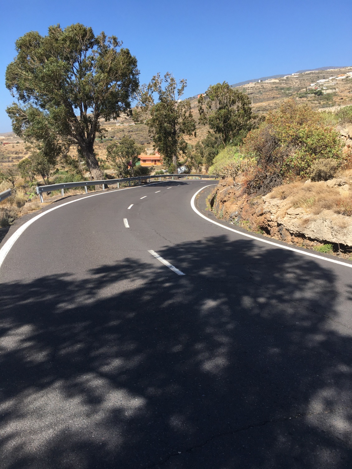 L’altitude restera sensiblement la même, entre 400 et 700 m maxi avec la vue sur l’océan et une météo « grand beau » mais pas trop chaud…grâce au vent 🌬