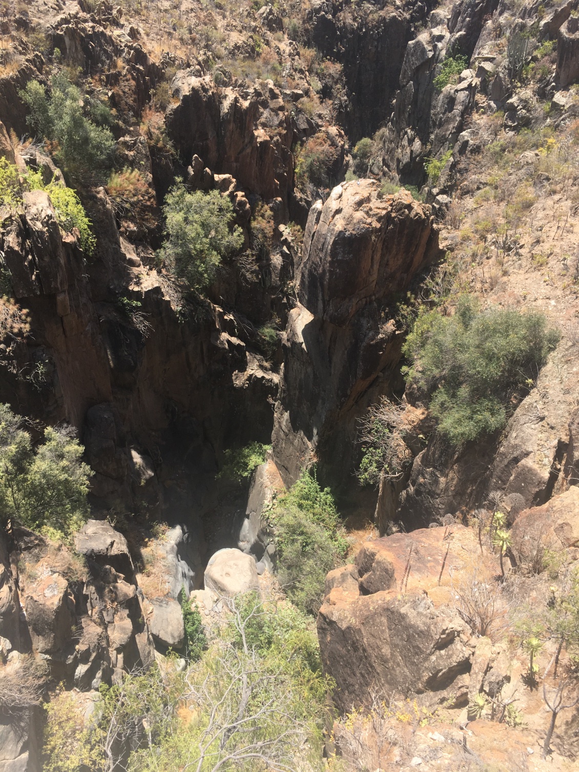 La route est cependant truffée de canyons…sans eau 💦