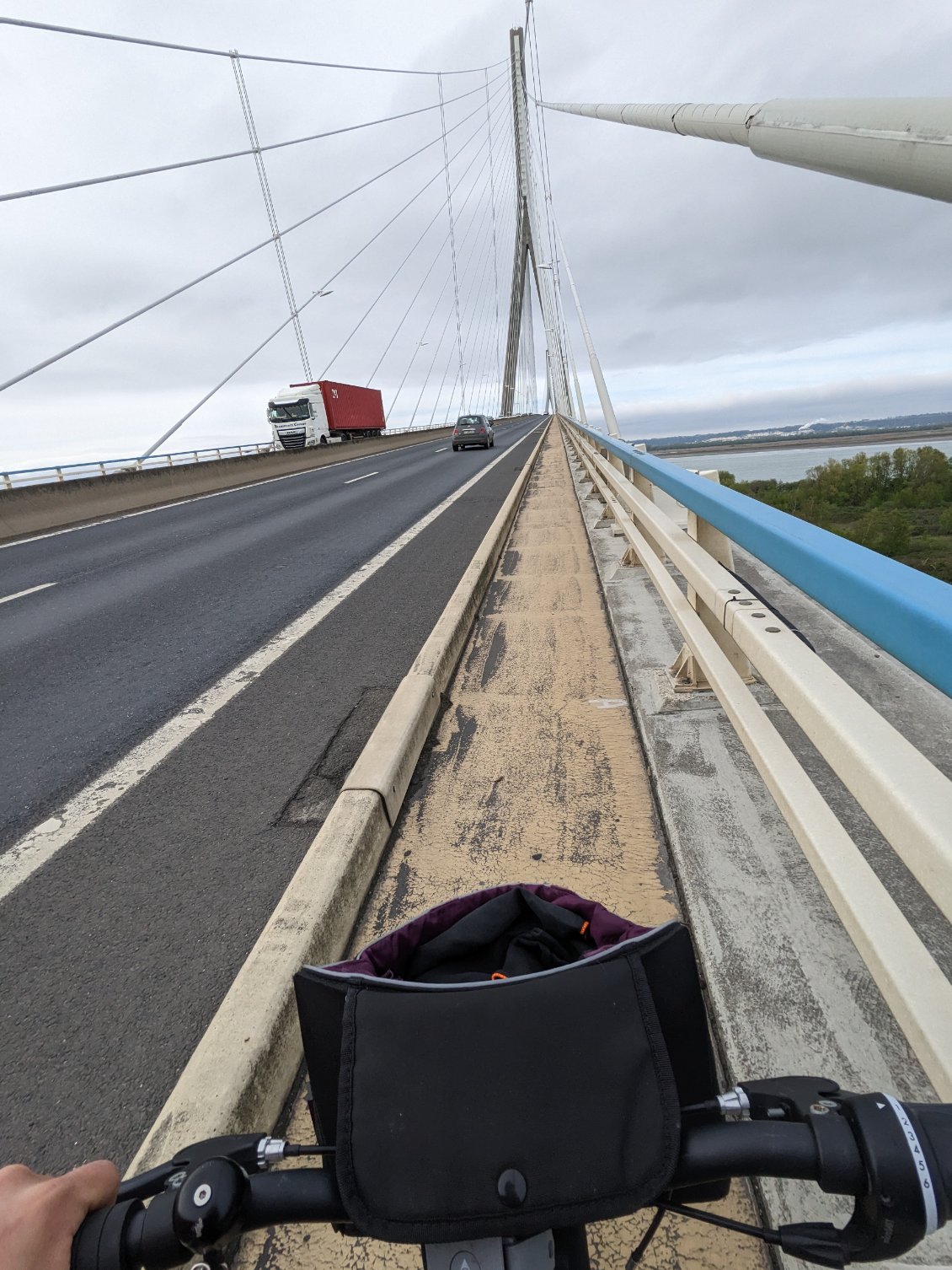 Pont de Normandie et sa légendaire piste cyclable colle à l'autoroute !