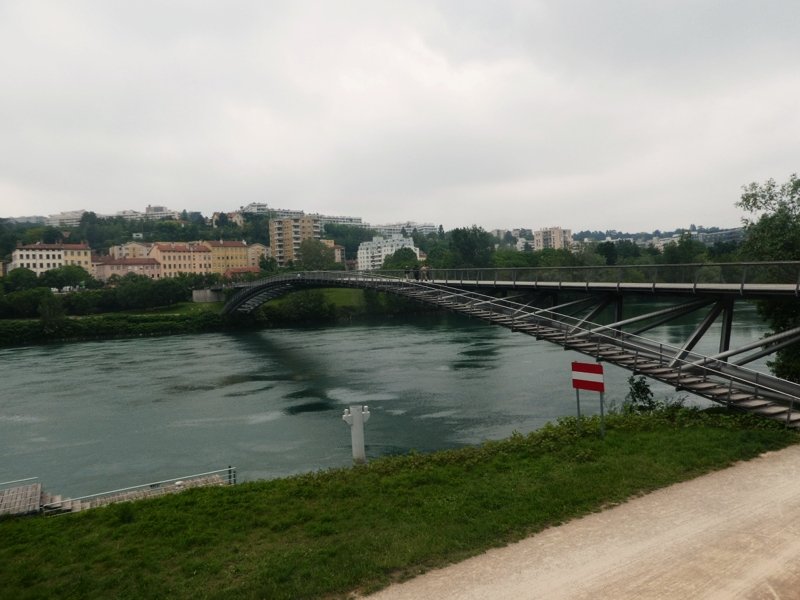 Passerelle pietonne cycliste pour rejoinde la rive gauche au niveau du oarc de la Tete d Or