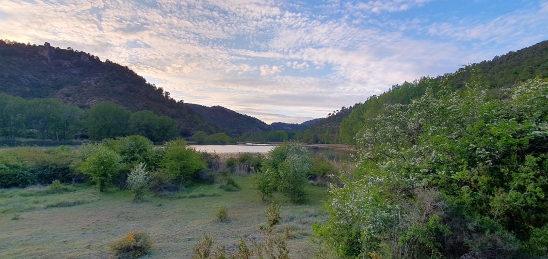 Un petit coin de paradis pour notre dernier bivouac. Apparemment, les moustiques apprécient aussi la beauté des lieux...