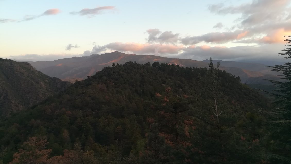 A l'aube, splendeur du ciel sur les montagnes