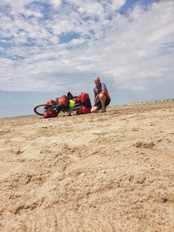 Oui, le velo ne tient pas tout seul dans le sable...